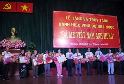 Ho Chi Minh City presents “Heroic Mother” title to 321 women - ảnh 1